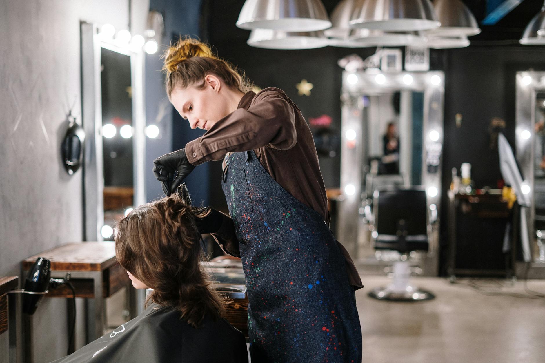 Professionelle Haarfärbung im Salon Glamour