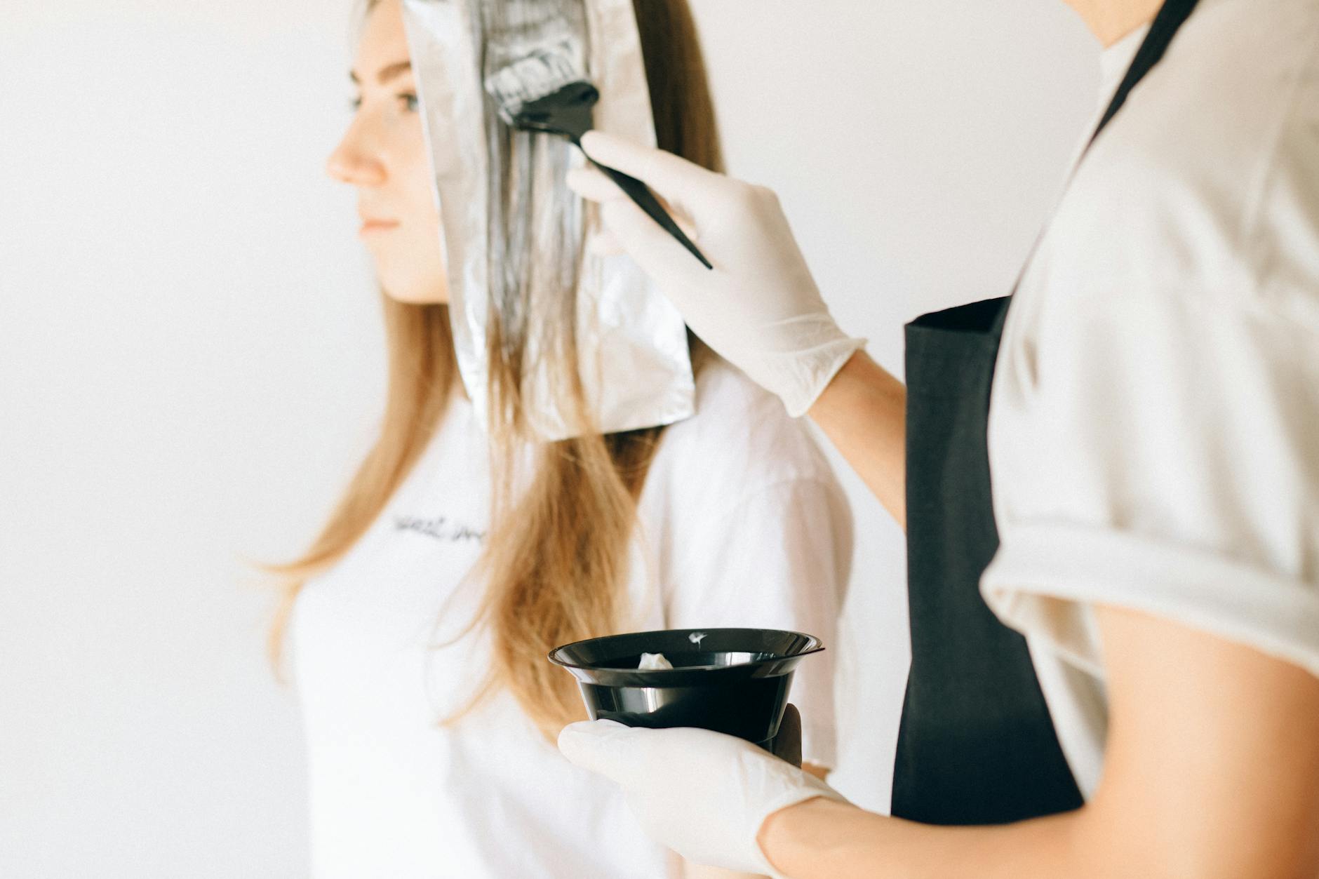 Balayage-Technik mit Foliensträhnen im Salon